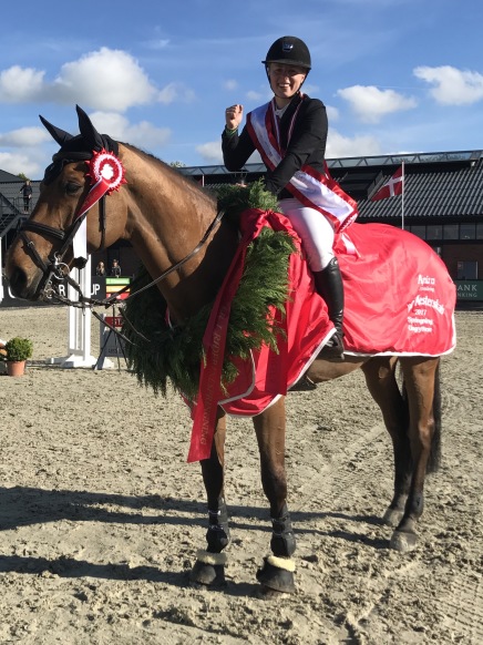 Josephine Bøgh Boegh danmarksmester absolute horses dansk rideforbund youngrider van dehj Verdi Emillion Guldmedalje vinder 1. plads Boegh Bøgh Josephine Shamshield danmarksmester youngrider U21 u-21